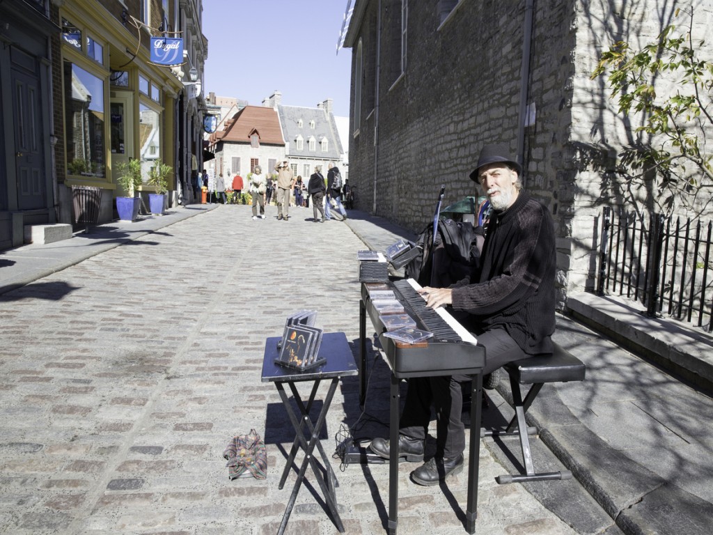 Summer travel to old Quebec city to see street performers