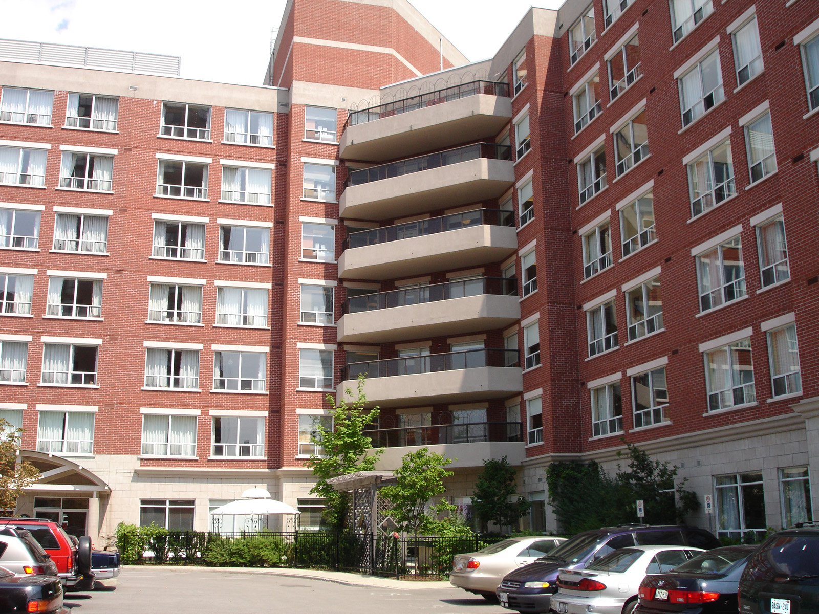 Kingsway Arms At McCowan, Retirement home, Scarborough, ON, Senior